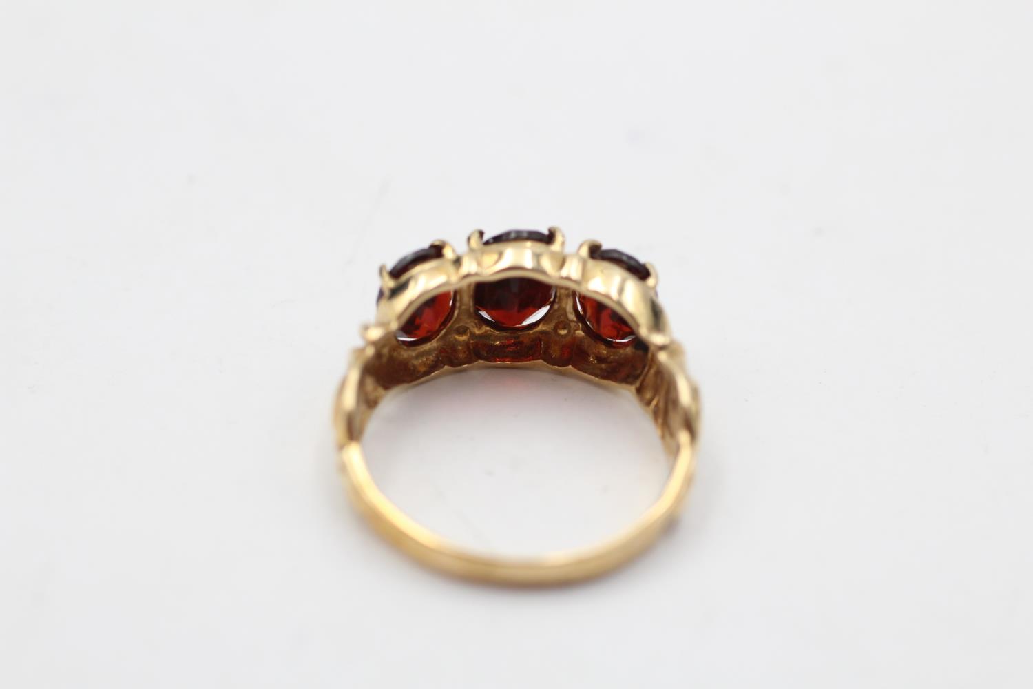 10ct gold vintage garnet trilogy dress ring (3.4g) Size N - Bild 4 aus 5