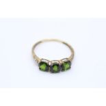 9ct gold vintage diamond and diopside three stone ring (1.2g) Size P