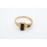 9ct gold vintage onyx set buckle ring (1.7g) size M