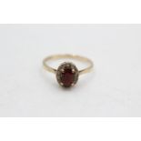 9ct gold vintage garnet and clear gemstone halo ring, as seen (1.8g) Size P
