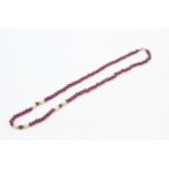 9ct gold clasp garnet & pearl single strand necklace (13.1g)