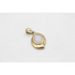 9ct gold opal solitaire pendant (1.6g)