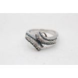 9ct white gold diamond & treated blue diamond twist ring as seen (4.8g) Size O