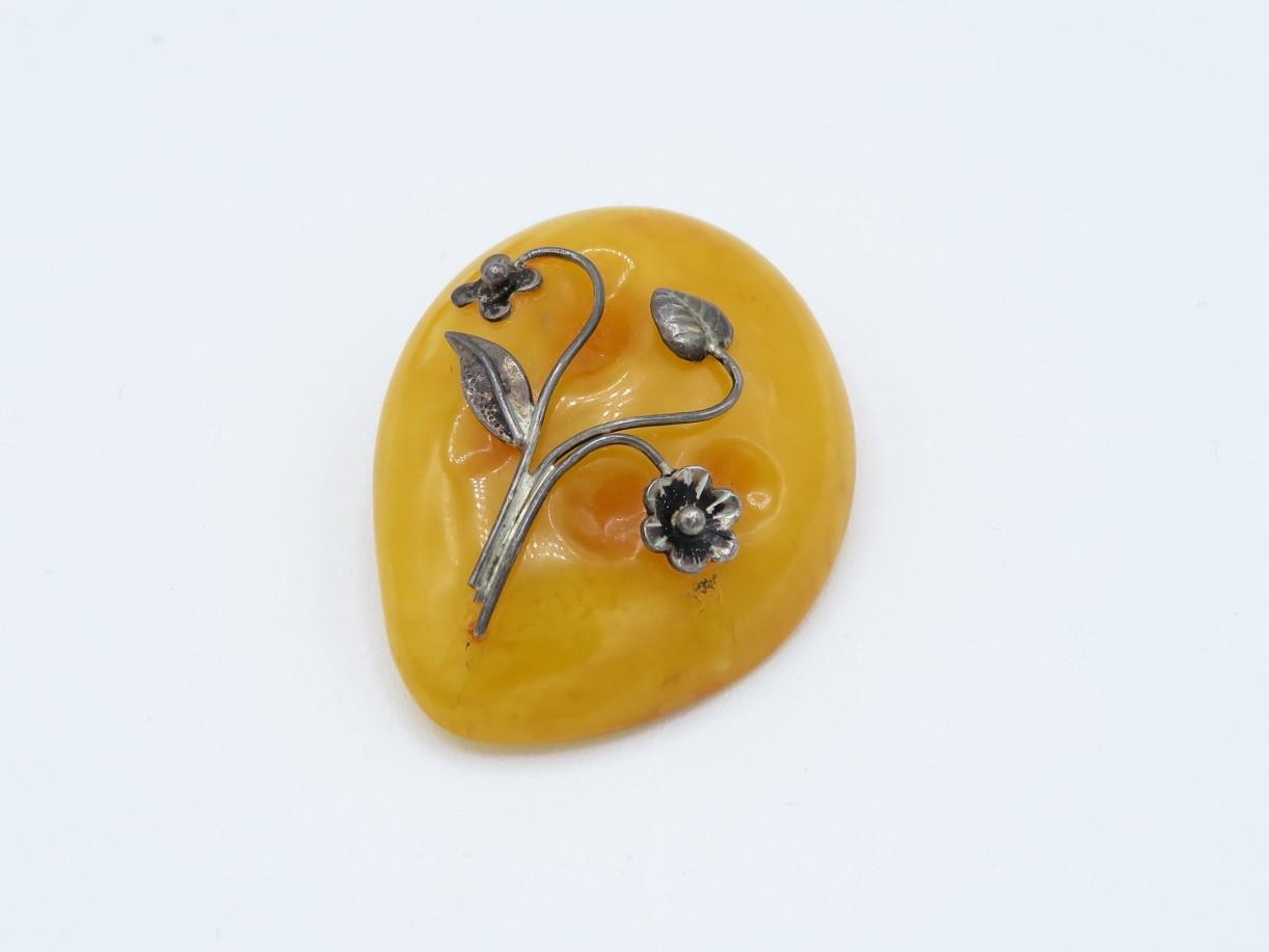 Pair of amber brooches butterscotch colour 34g - Image 2 of 2