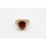 9ct gold garnet signet ring (5.6g) Size U