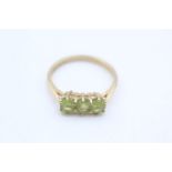 9ct gold peridot trilogy dress ring (2g) Size O