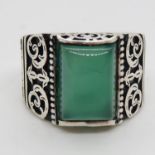 Large silver ring with ornate detail and green centre stone size T 8.8g