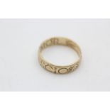 9ct gold " quid sit amore" latin engraved band ring (2.6g) size O