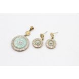 2 x 9ct gold jade & diamond oriental pendant and drop earrings set (5.4g)