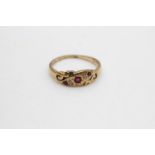 9ct gold vintage diamond & ruby three stone gypsy setting ring (1.8g) Size M