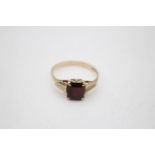9ct gold vintage garnet solitaire cocktail ring (2.7g) Size S