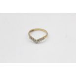 9ct gold diamond chevron ring (1.1g) Size K