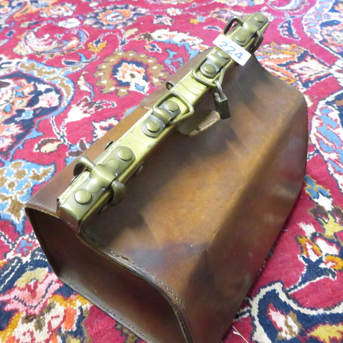 Leather and brass Gladstone bag - Image 2 of 3