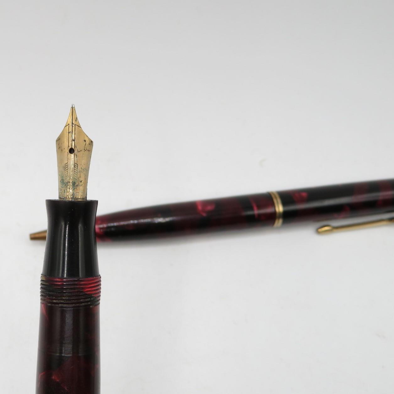 Pair of Parker Vacumatic pens made in Canada and Vacumatic Parker matching pencil in Bakolite box - Image 3 of 3