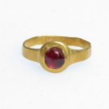 Child's Roman gold ring with cabochon garnet stone 2g small size J
