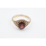 9ct gold ornate framed garnet ring (2.6g) Size S