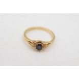 18ct gold sapphire & diamond three stone ring (2.4g) Size N