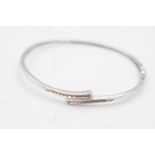 9ct white gold diamond crossover bangle (6.8g)