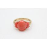 9ct gold coral trilogy ring (2.9g) Size P