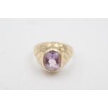 9ct gold textured framed amethyst solitaire ring (3.9g) Size M