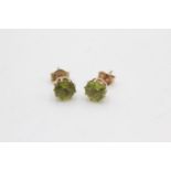 9ct gold peridot stud earrings (1g)