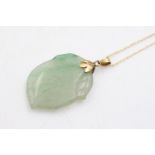 9ct gold carved jadeite pendant necklace (5.5g)