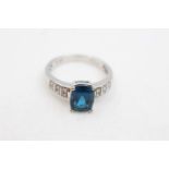 9ct white gold London blue topaz & diamond shoulder ring (3.4g) size P