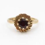 9ct gold and garnet ring size L 2g