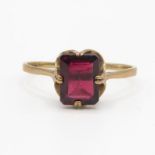 9ct gold and garnet ring size V 2.1g