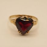 9ct and heart garnet ring 2.8g size Q