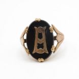 Vintage 9ct gold and onyx A ring 2.9g size J