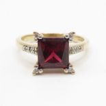 9ct gold garnet with diamond shoulder ring 4.1g size P