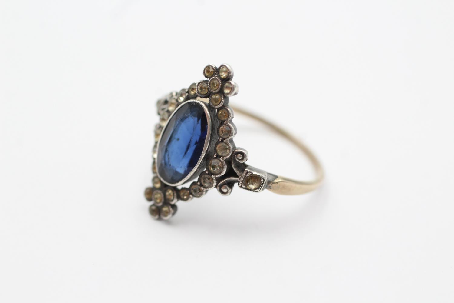 9ct gold & sterling silver fronted ornate royal blue paste ring (2.6g) Size O - Image 2 of 4