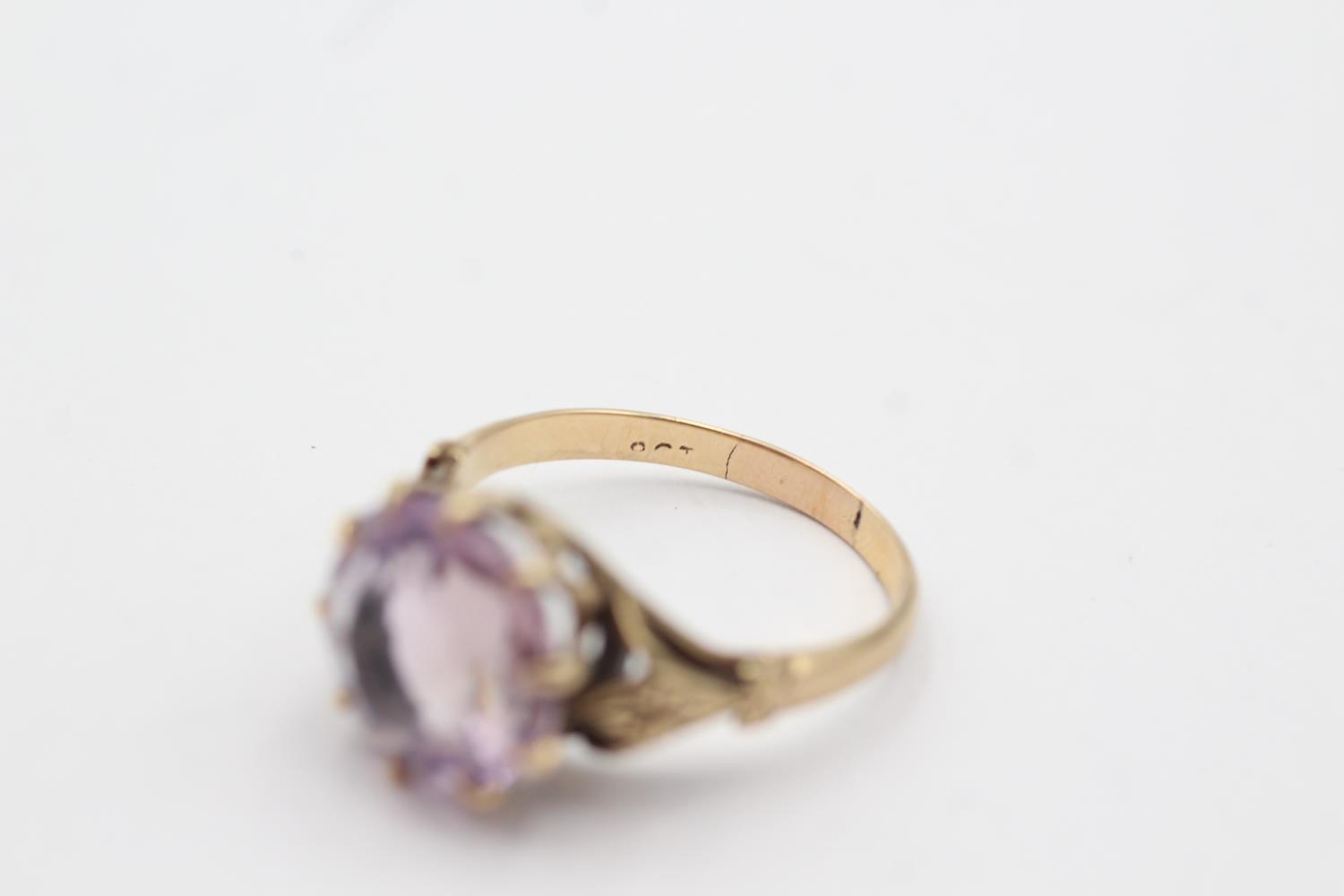 9ct gold round cut amethyst claw set ring (3.5g) Size P - Image 3 of 4