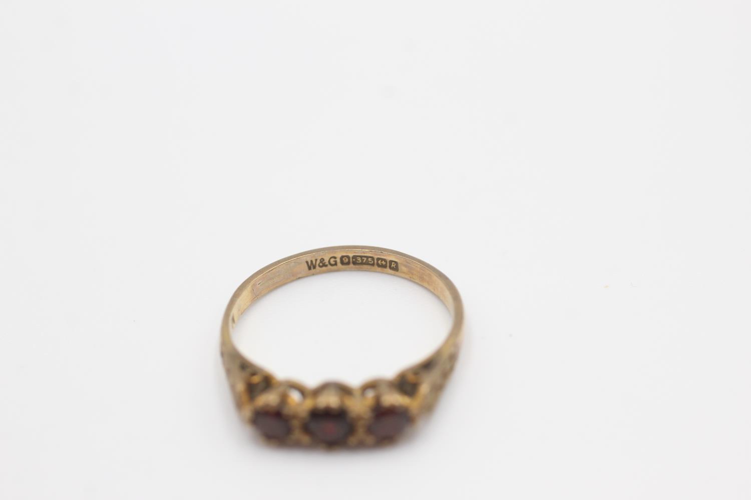 9ct gold garnet fronted ornate frame ring (1.6g) Size L - Image 4 of 4