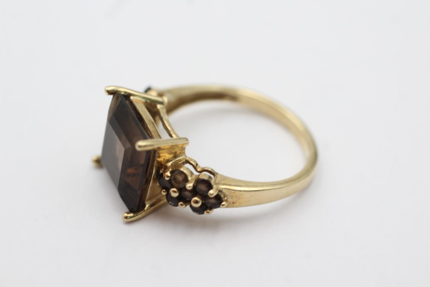 9ct gold smokey quartz dress ring (3.5g) Size O - Image 4 of 4