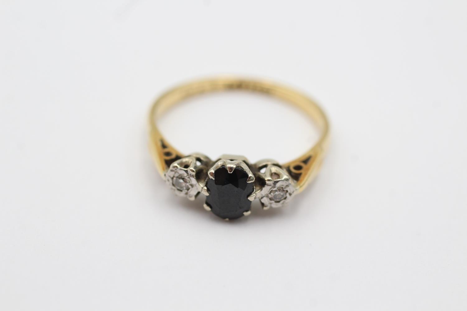 18ct gold diamond & sapphire ring (2.7g) Size M