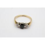 18ct gold diamond & sapphire ring (2.7g) Size M