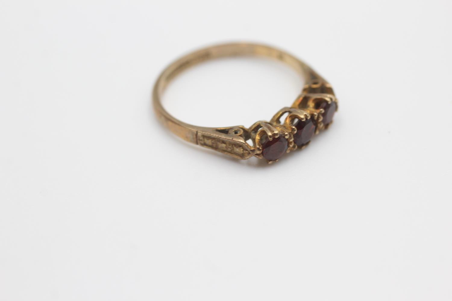 9ct gold garnet fronted ornate frame ring (1.6g) Size L - Image 2 of 4