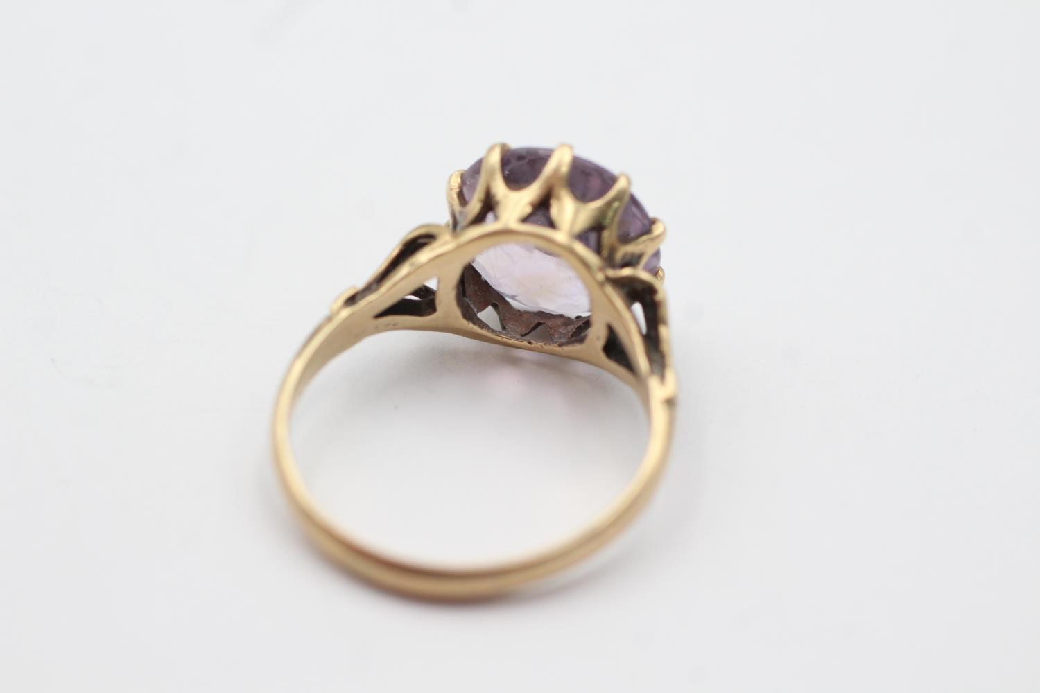 9ct gold round cut amethyst claw set ring (3.5g) Size P - Image 4 of 4