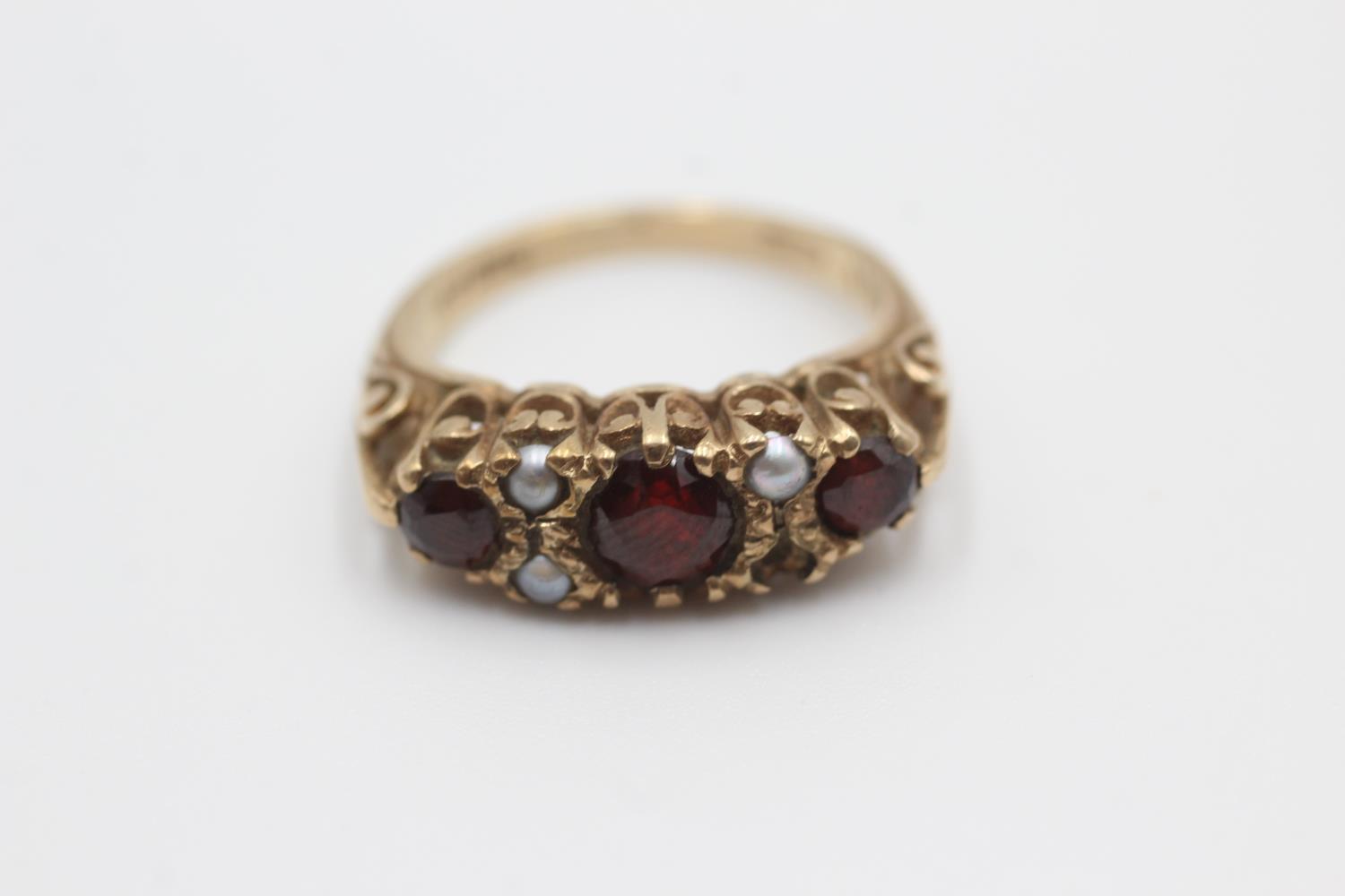 9ct gold garnet & seed pearl gypsy set ring, as seen (3.3g) Size M