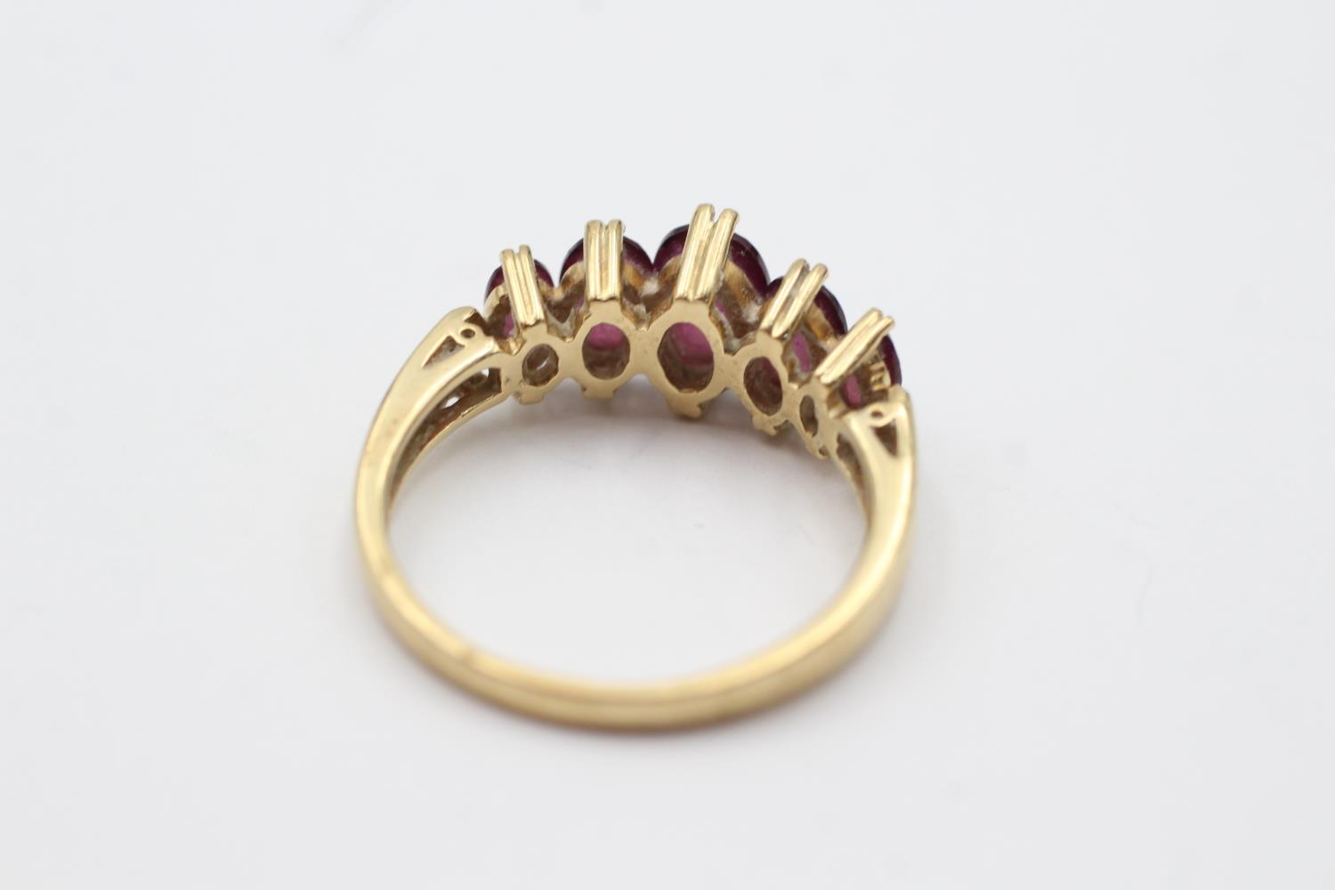 9ct gold graduated garnet five stone ring (3.1g) Size Q - Image 4 of 4