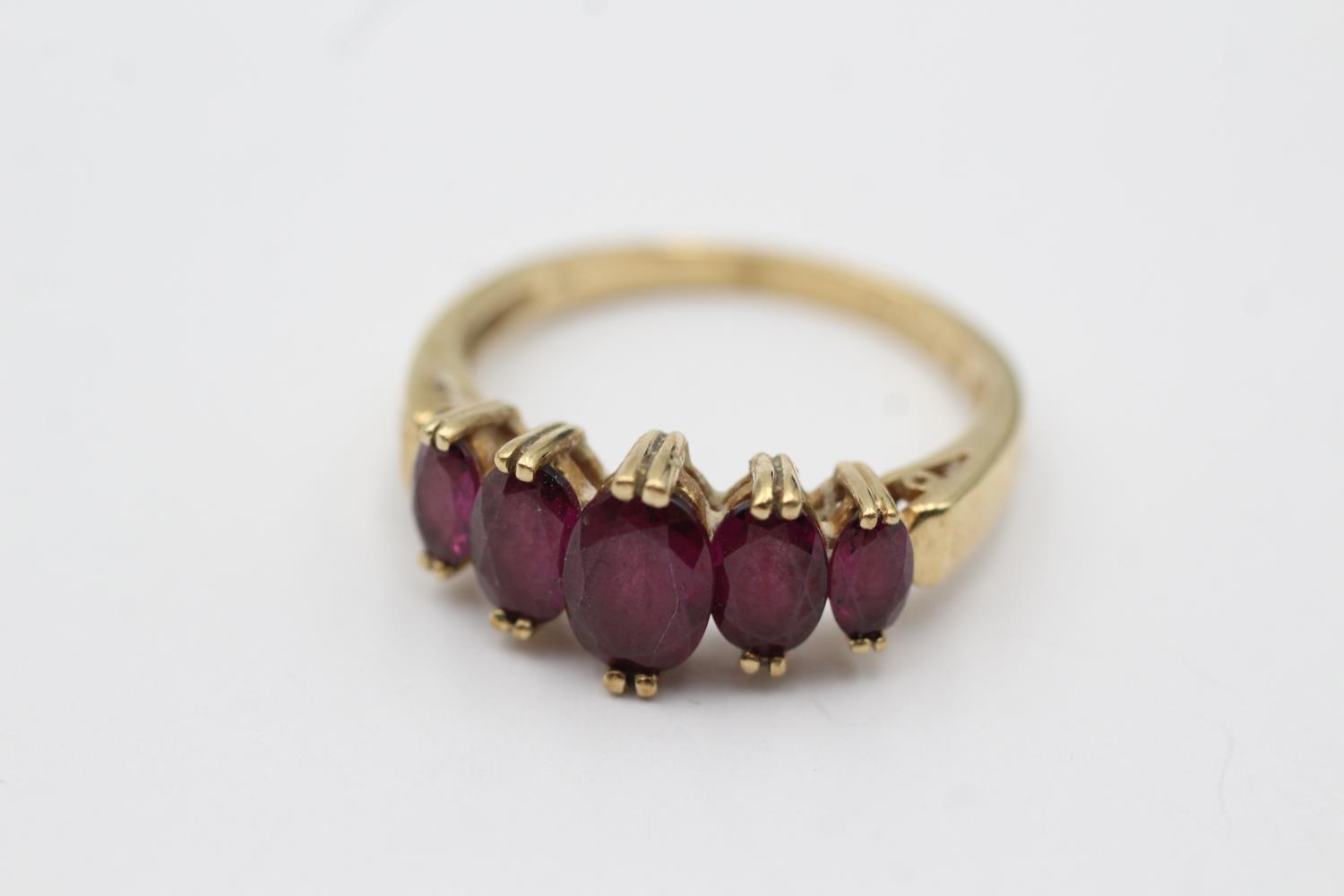 9ct gold graduated garnet five stone ring (3.1g) Size Q