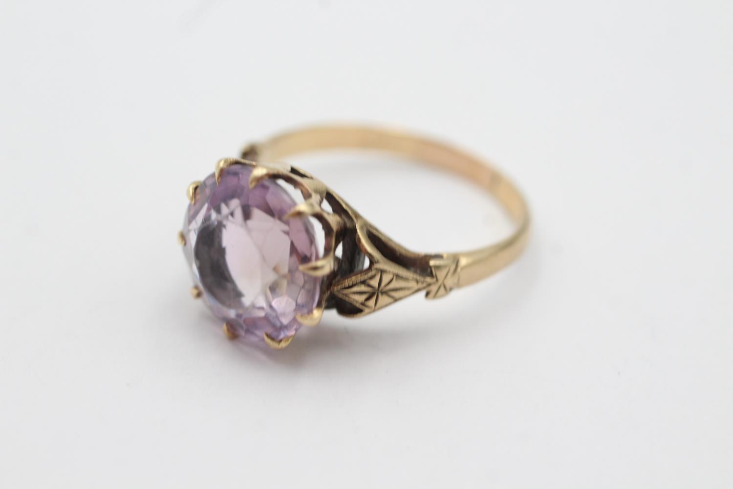 9ct gold round cut amethyst claw set ring (3.5g) Size P - Image 2 of 4