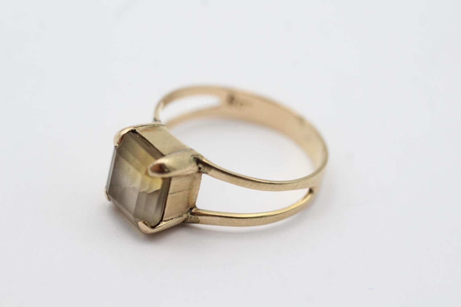 9ct gold princess cut smokey quartz solitaire ring (2.5g) size O - Image 6 of 6