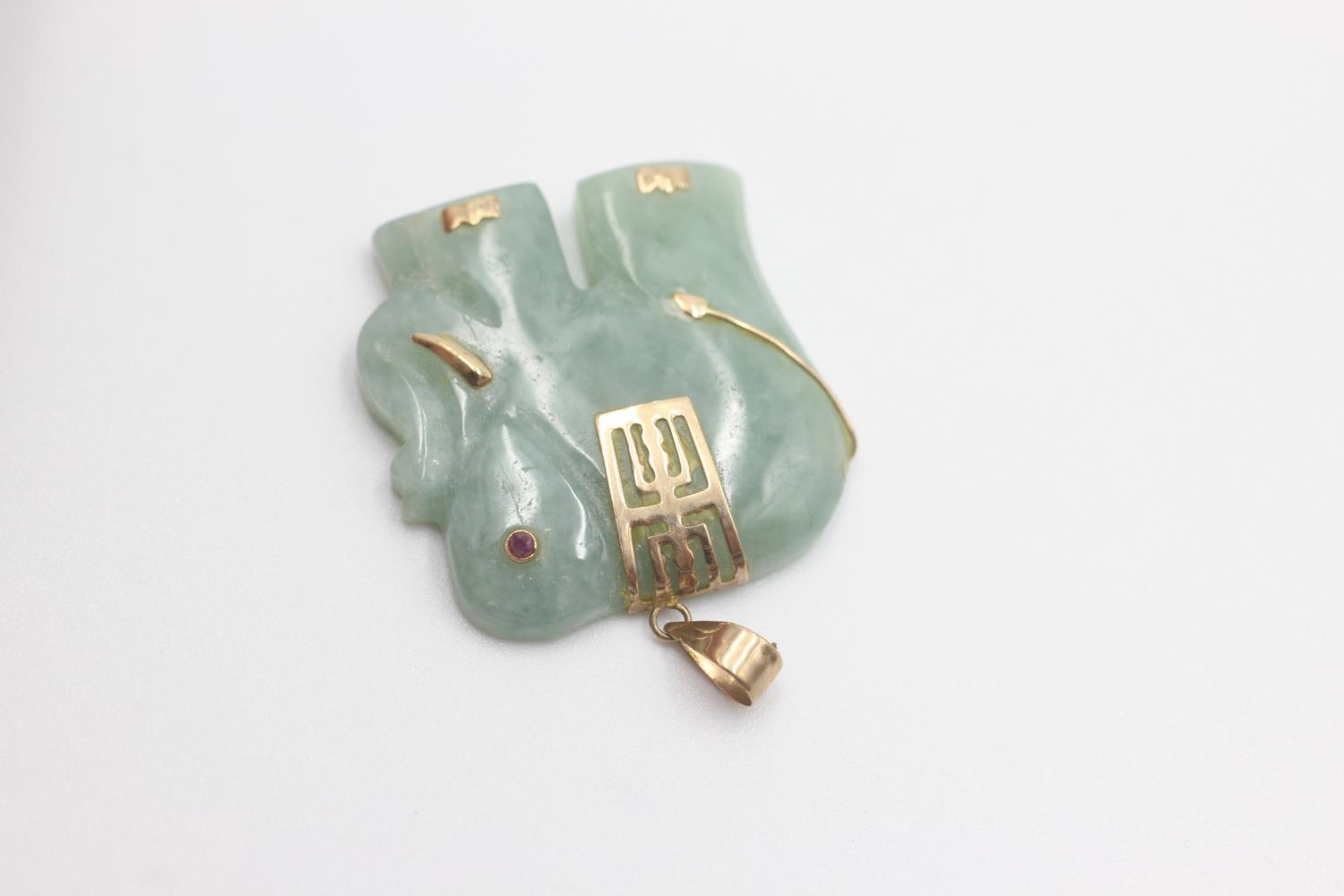 9ct gold vintage jade & ruby carved elephant pendant (7g) - Image 3 of 4