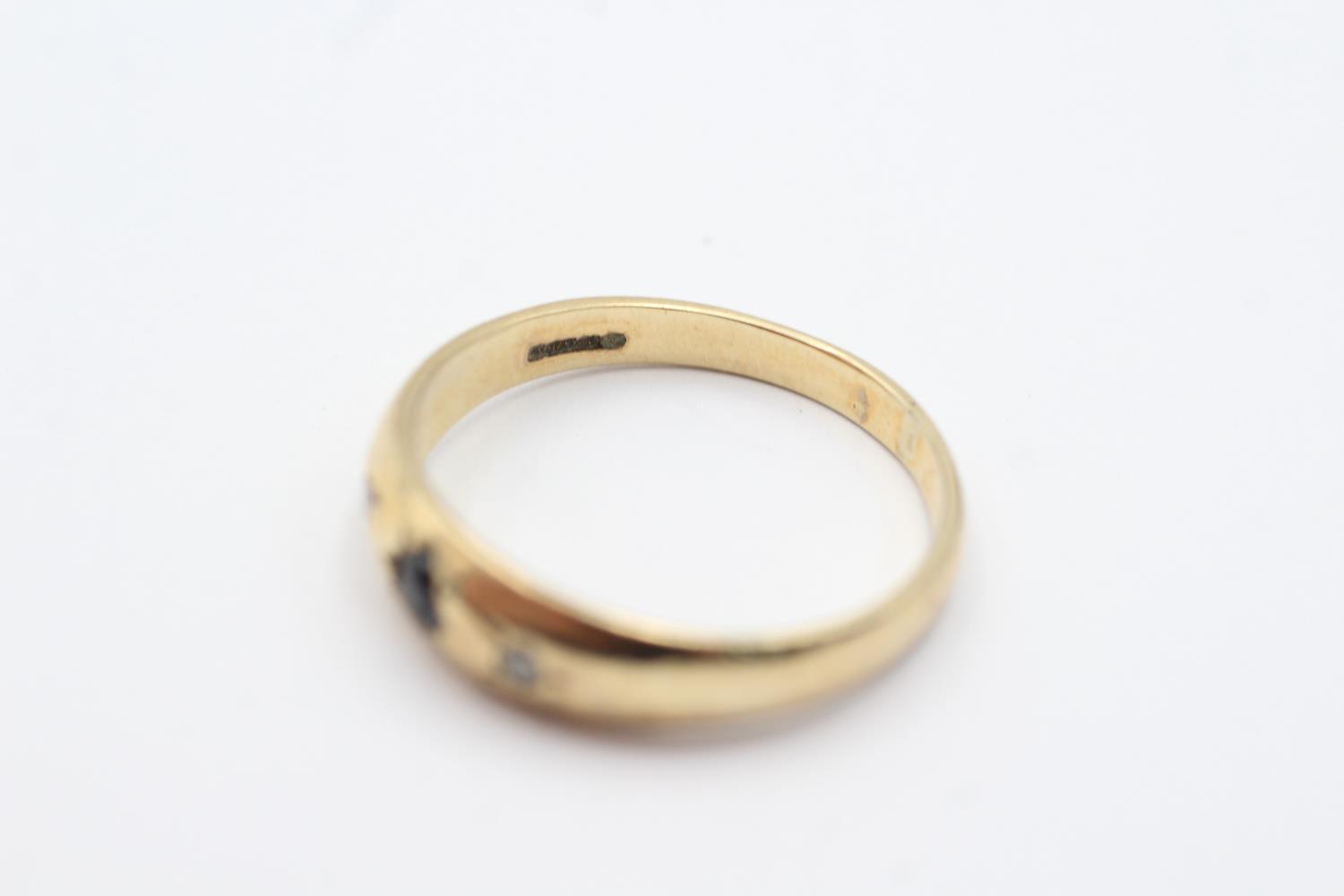 9ct gold sapphire & diamond starburst set band ring (2.8g) Size R - Image 3 of 4