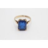 9ct gold royal blue synthetic spinel solitaire ring (2.1g)Size J