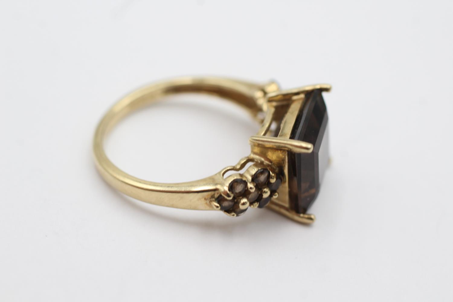 9ct gold smokey quartz dress ring (3.5g) Size O - Image 2 of 4