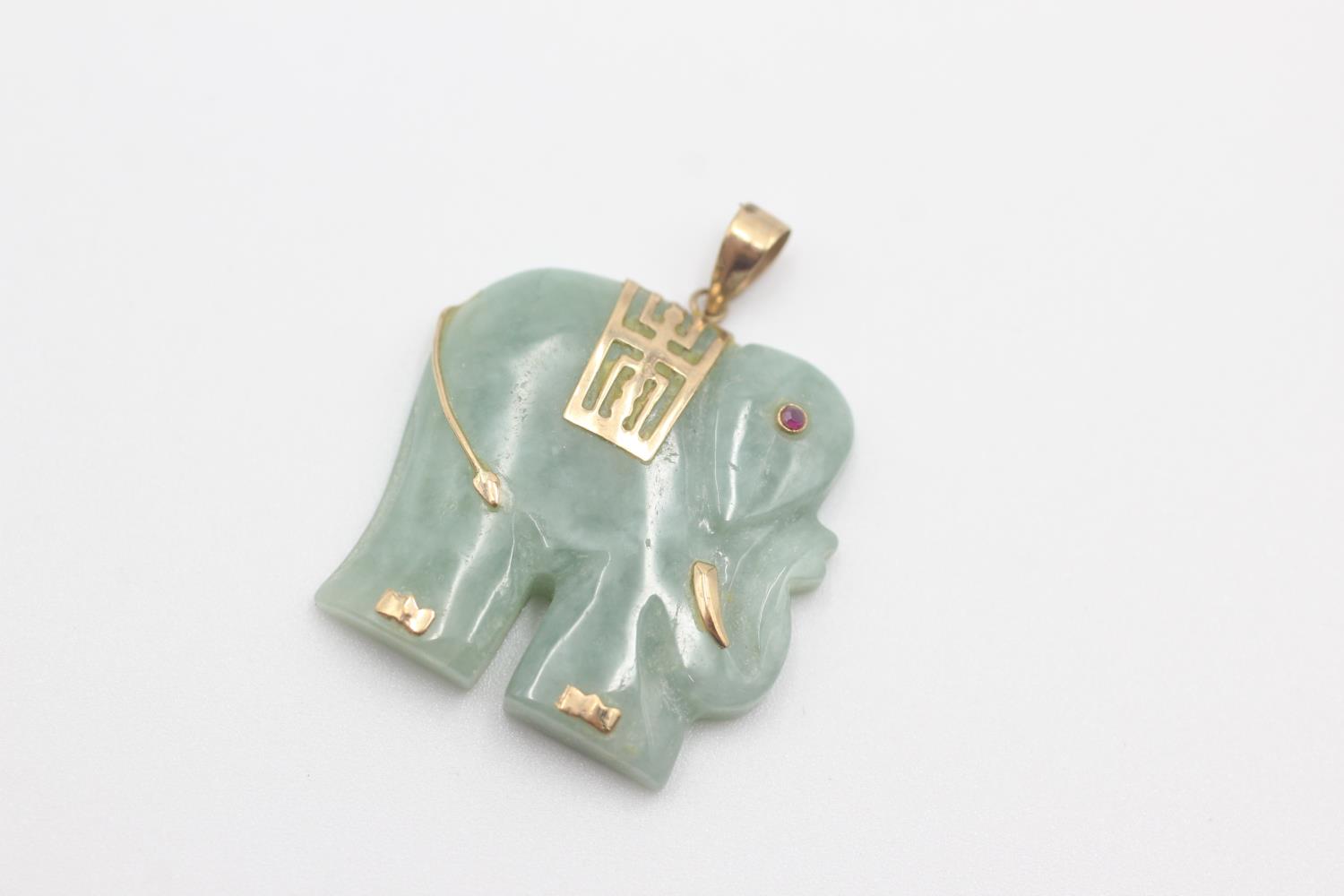 9ct gold vintage jade & ruby carved elephant pendant (7g)